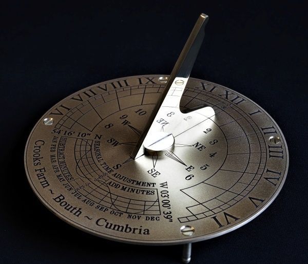 Compass longitude adjusted horizontal sundial   ©Stephen_Holehan_Sundials.