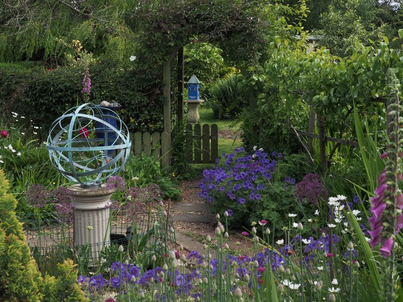 The sundial makers garden   ©Stephen_Holehan_Sundials.