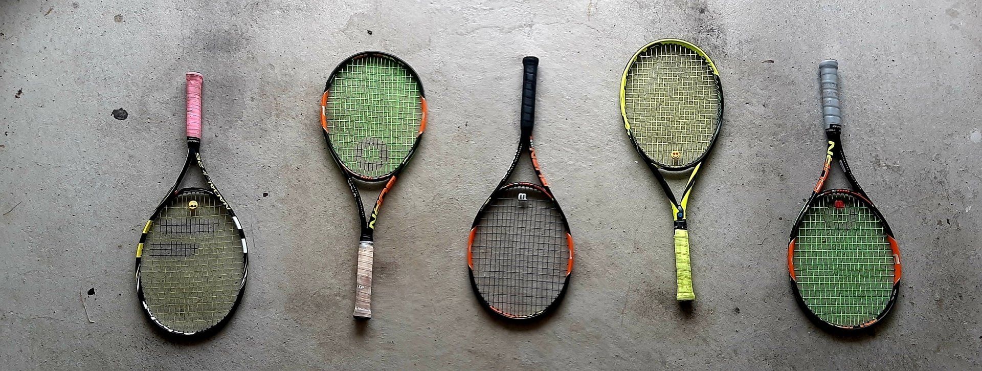 Viele Tennisschläger auf dem Boden liegend