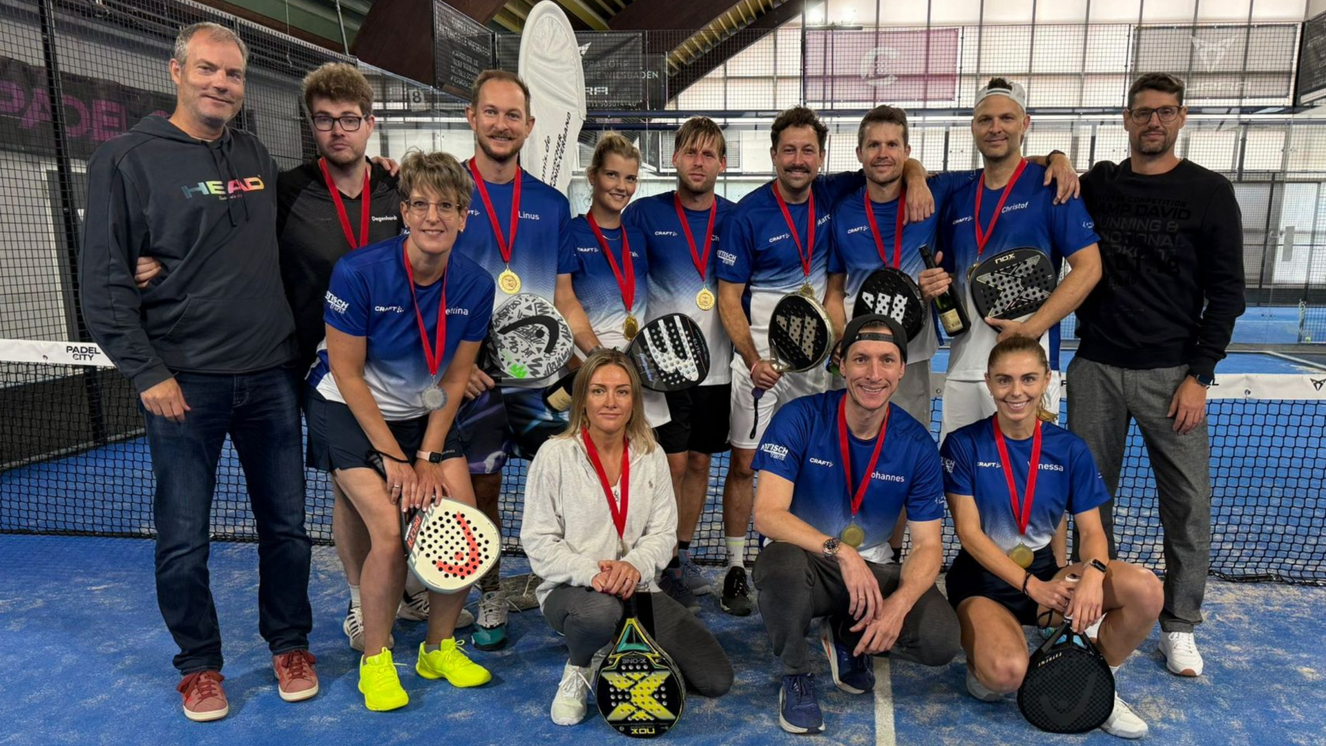 Kind mit Tennisschläger