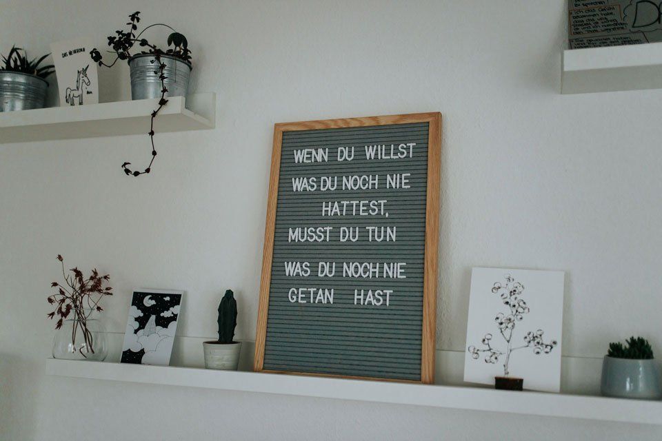 Praxis Schwalm-Woischnik Iserlohn Regal mit Spruchbild