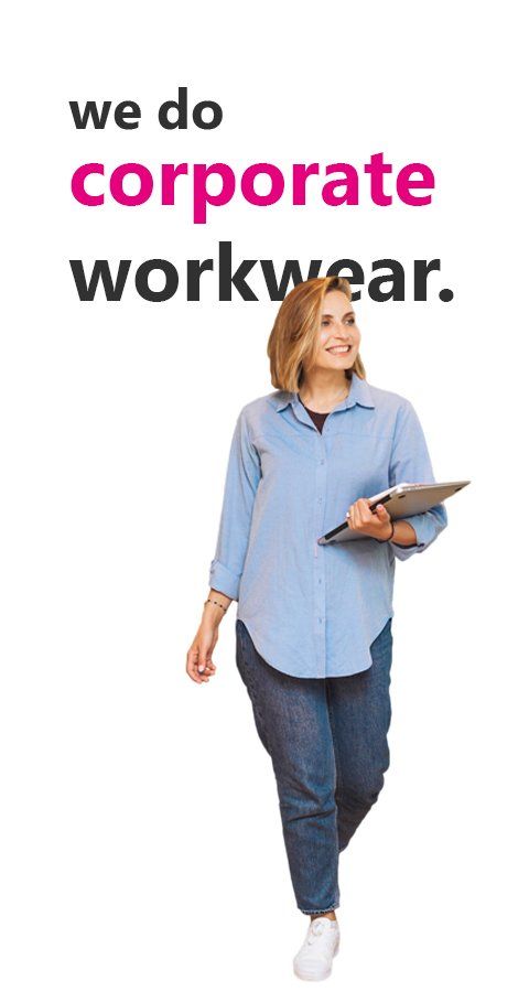 Eine Frau in Corporate Kleidung mit einem Laptop in der Hand