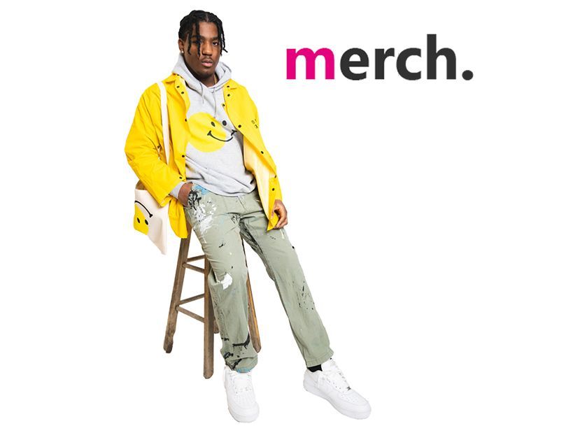 Ein Mann in Merchandise sitzend auf einem Stuhl