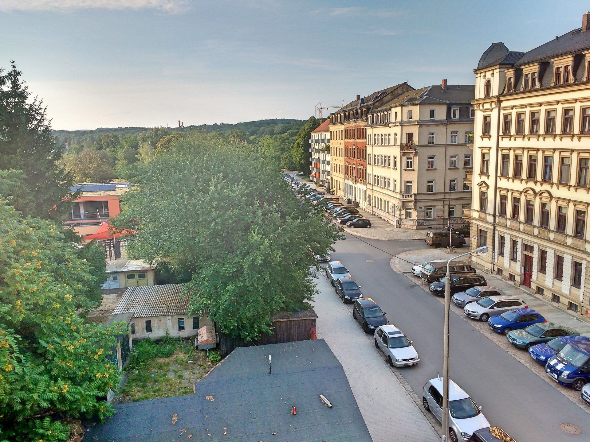 Parkplätze vorhanden.