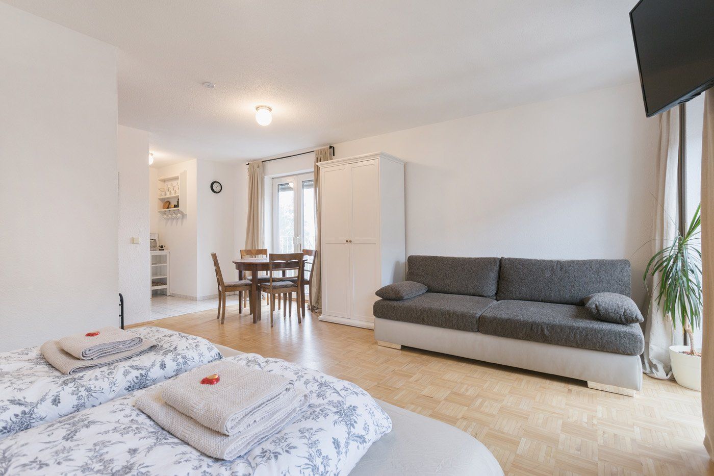 Wohn- und Schlafzimmer