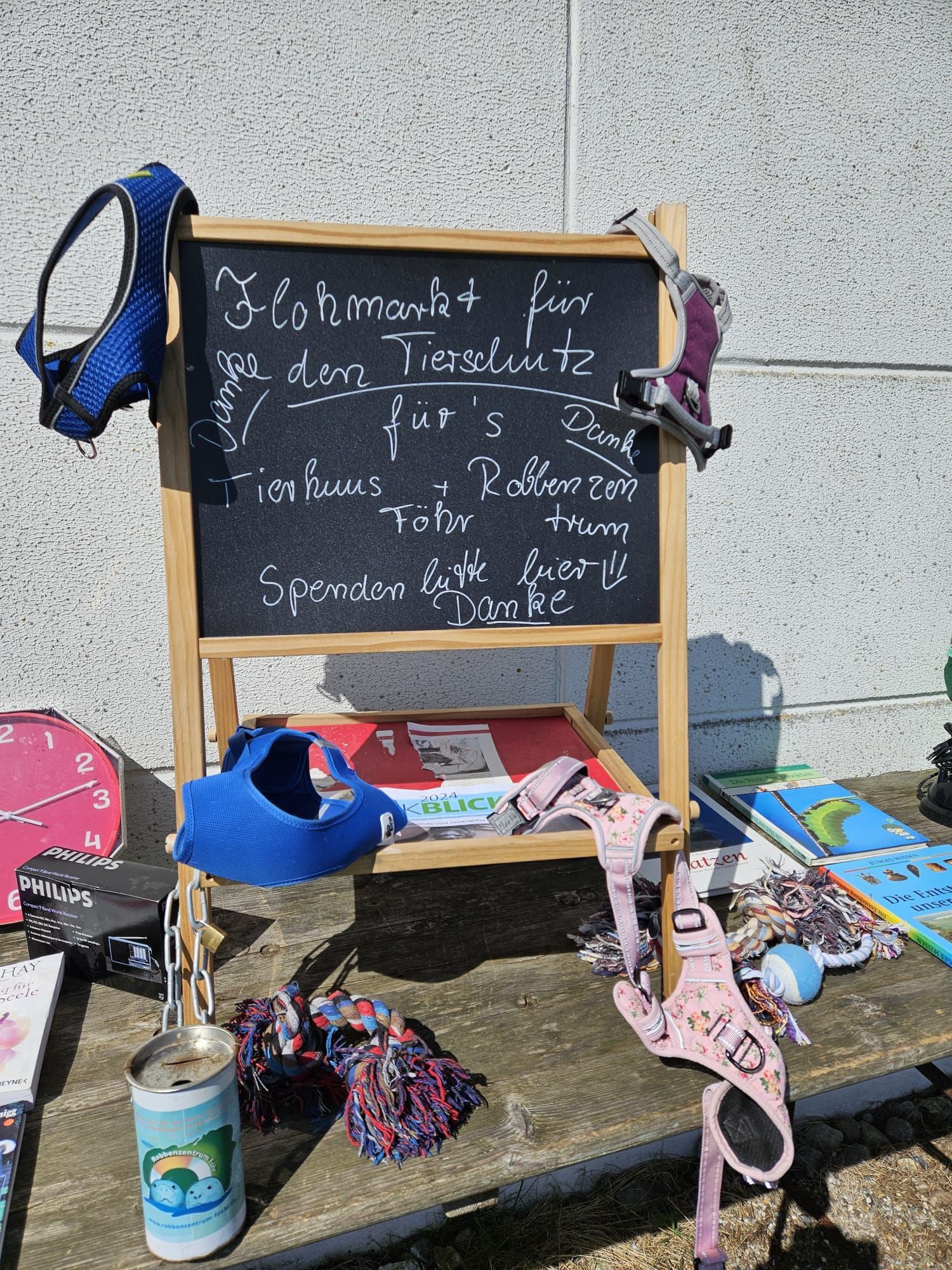 Schild Flohmarkt Robbenzentrum Föhr, Tierschutz, für den guten Zweck, Stöbern