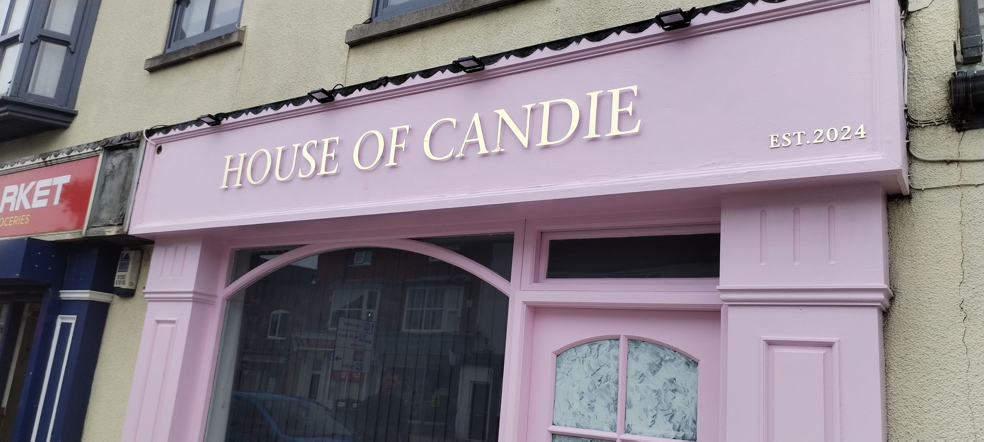 House of Candie Bridlington, Stand-off Letters