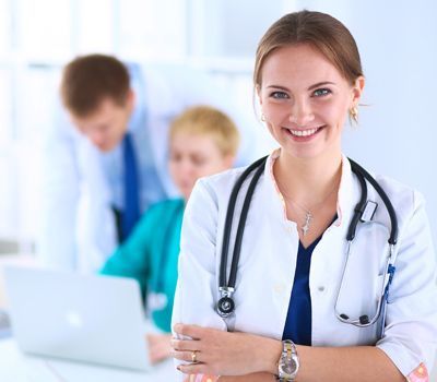 Arztpraxen Medizinisches Fachpersonal kann beim Hausbesuch von geografisch entfernten Ärzten unterstützt werden, indem sie mit der CaringEyes AR-Brille ausgestattet werden. Arztpraxen Medizinisches Fachpersonal kann beim Hausbesuch von geografisch entfernten Ärzten unterstützt werden, indem sie mit der CaringEyes AR-Brille ausgestattet werden.