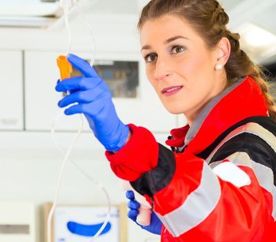 Notfallversorgung Mit Hilfe von CaringEyes können Rettungskräfte dem Arzt einen digitalen Blick auf den Patienten geben und in Echtzeit Anweisungen vom Arzt erhalten. Notfallversorgung Mit Hilfe von CaringEyes können Rettungskräfte dem Arzt einen digitalen Blick auf den Patienten geben und in Echtzeit Anweisungen vom Arzt erhalten.