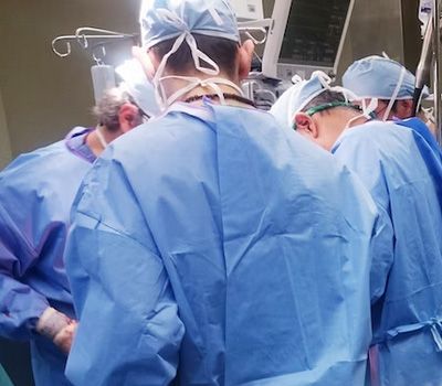 Kliniken Assistenzärzte können als Anwender der CaringEyes im OP Anweisungen und Einschätzungen von einem Chefarzt in Echtzeit erhalten. Der Chefarzt kann so live die OP unterstützen. Kliniken Assistenzärzte können als Anwender der CaringEyes im OP Anweisungen und Einschätzungen von einem Chefarzt in Echtzeit erhalten. Der Chefarzt kann so live die OP unterstützen.