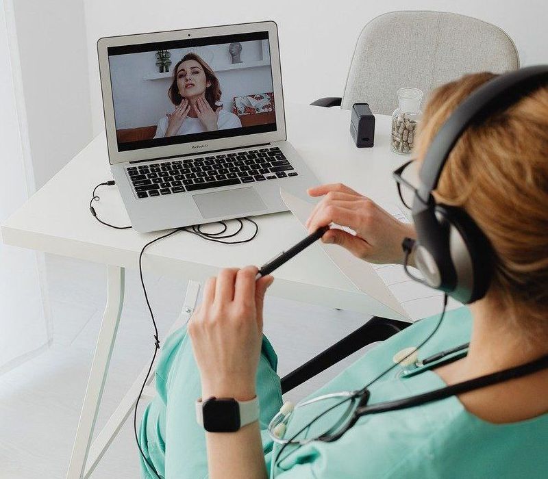 Digitale Medizin CaringEyes ermöglicht es Ärzten, Patienten direkt durch den Blick des CaringEyes-Anwenders (z.B. Pflegekraft) auf seinem Bildschirm zu sehen. Digitale Medizin CaringEyes ermöglicht es Ärzten, Patienten direkt durch den Blick des CaringEyes-Anwenders (z.B. Pflegekraft) auf seinem Bildschirm zu sehen.