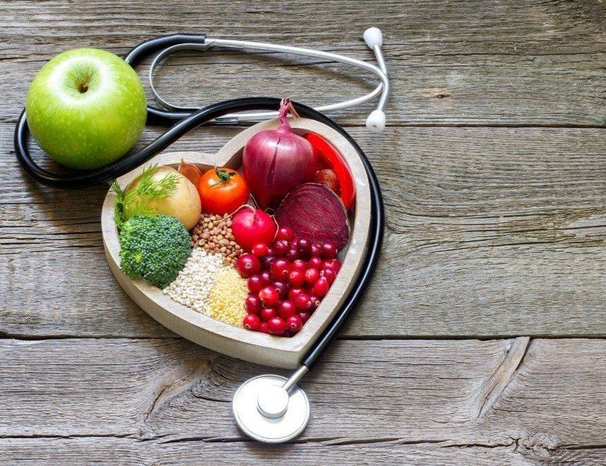 ...Del buon cibo e dei buoni supplementi forniscono sia la diversità che la densità nutrizionale che costituiscono le fondamenta di una buona salute. Ad oggi, l’importanza della nutrizione è stata talmente riconosciuta e supportata dall’evidenza scientifica che praticamente tutte le organizzazioni pubbliche sanitarie mondiali fanno raccomandazioni sui regimi alimentari da seguire in ogni persona che presenta una specifica patologia. Anche il legame tra nutrizione e prevenzione ormai è ugualmente forte. Nel caso particolare di persone affette da patologie mediche, il cibo assume differenti ruoli cruciali a seconda della patologia. E’ per questo che va scelto con molta accuratezza. Il cibo puo avere un ruolo in: