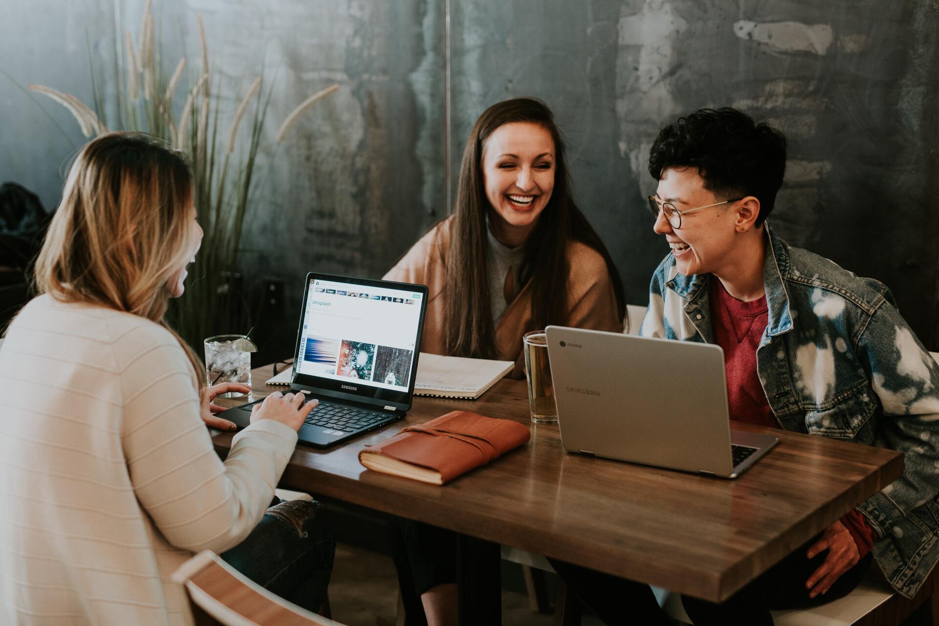 drei Frauen in einer Besprechung mit Laptops