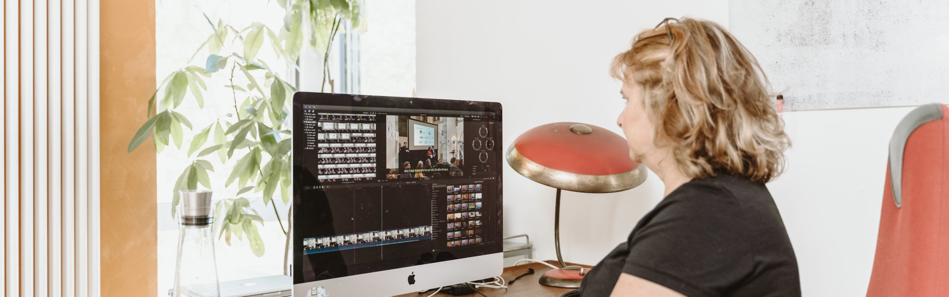 Heike Wegener beim Filmschnitt in ihrem Studio