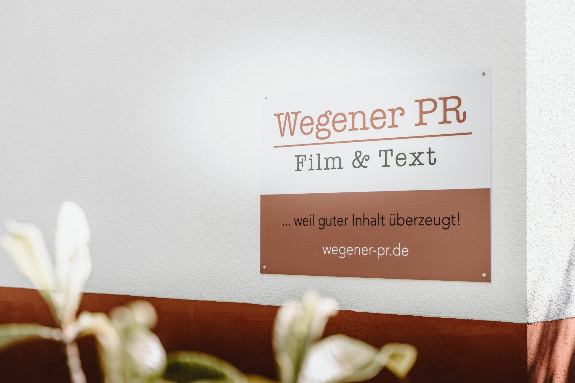 Das Schild von Wegener PR am Gebäude