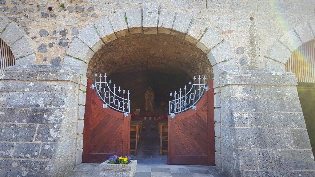 Grabeskirche der hl. Lioba Petersberg mit Mariengrotte