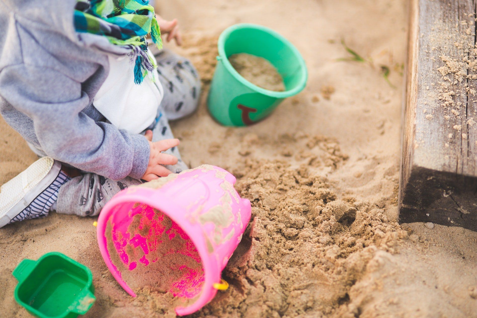 Kind spielt in Sandkiste