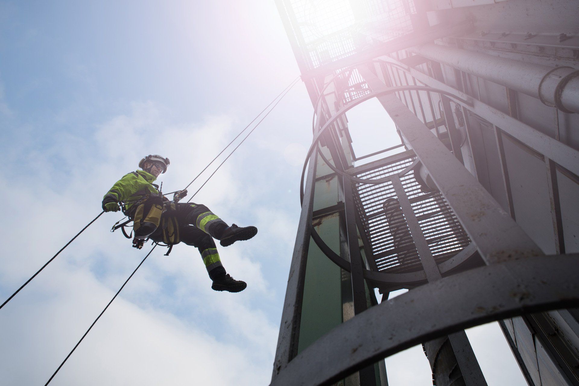 Abseilender Arbeiter
