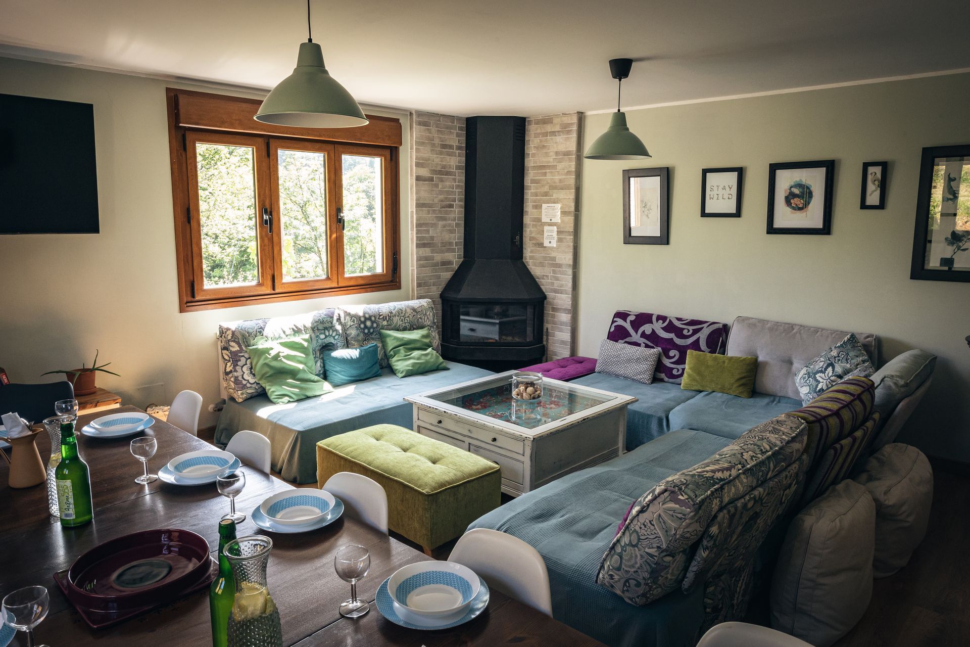 Salón con chimenea de leña en casa rural de Infiesto
