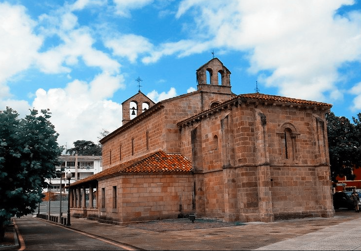 Iglesia de Santa María de la Oliva en Villaviciosa