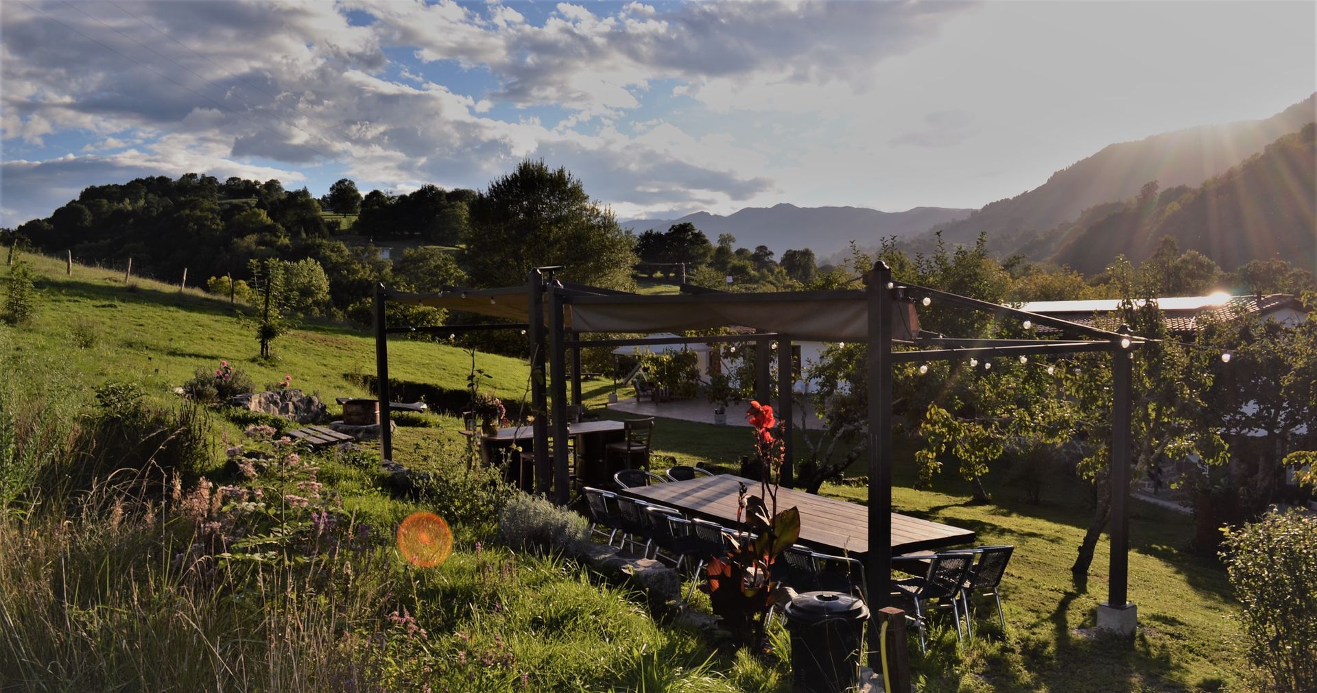 mesa barbacoa jardin casa rural infiesto