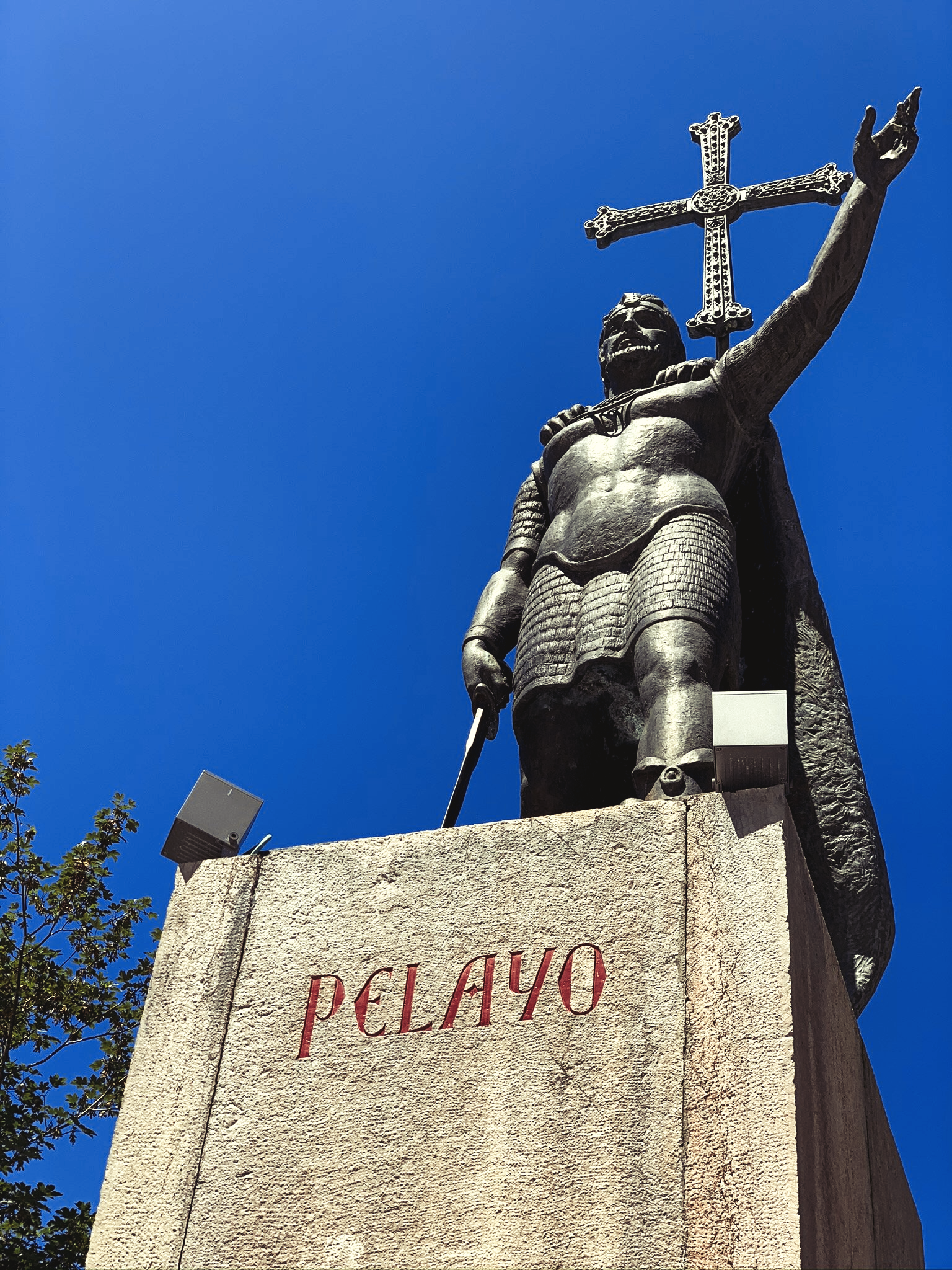 estatua de Don Pelayo junto a la basílica de Covadonga