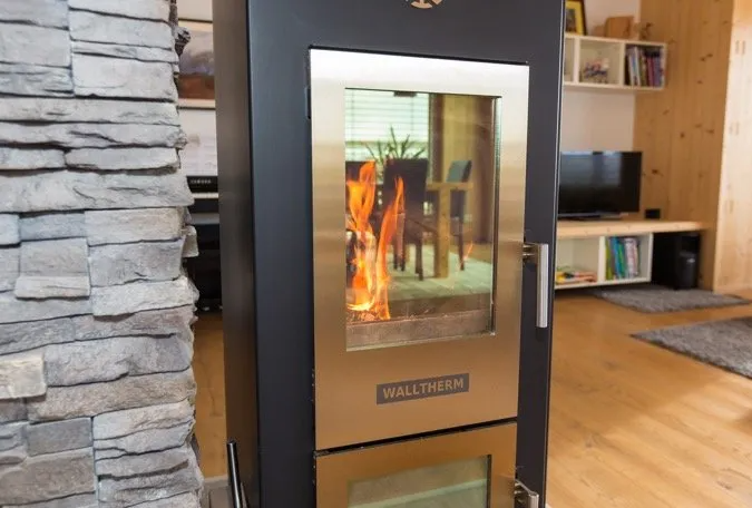 Umweltfreundliches Holzhaus vom Architekten mit Solaranlage für autarke Energieversorgung Solaranlage auf einem Holzhaus - umweltfreundlich gebaut