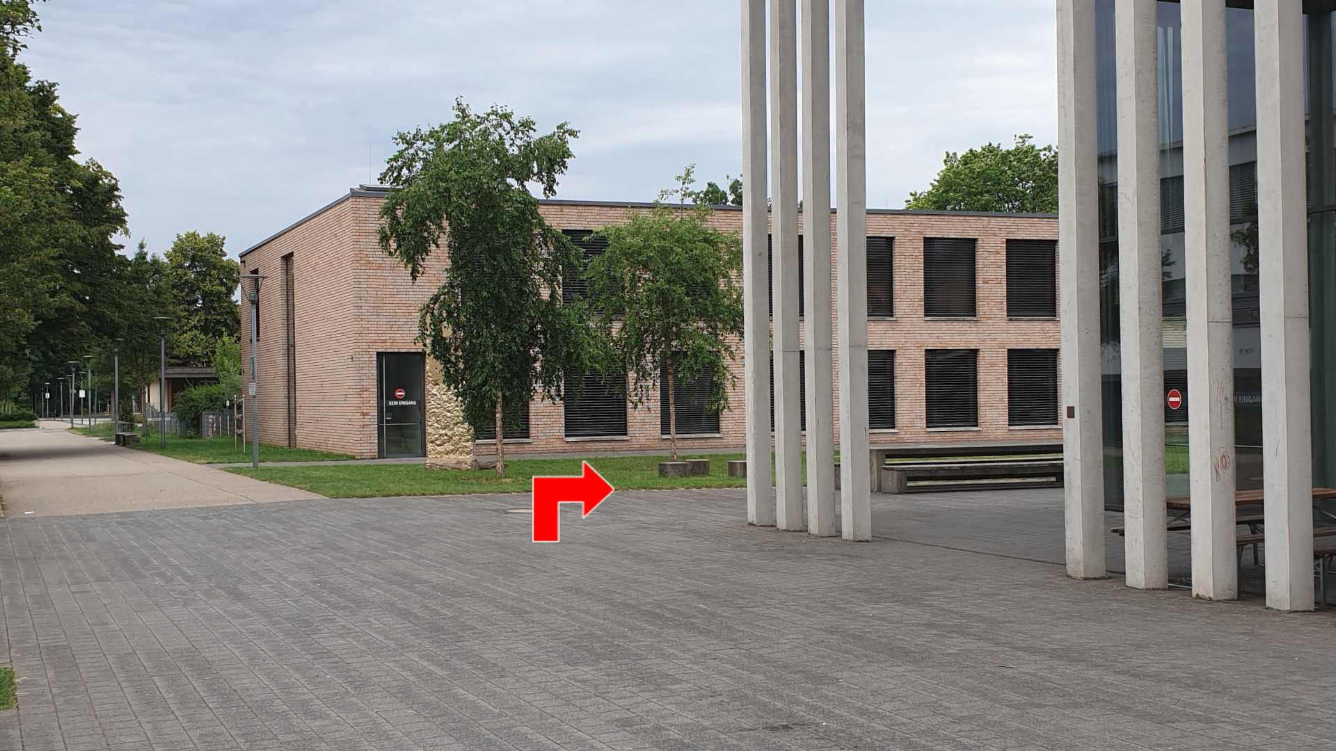 Nach dem Glasgebäude rechts.