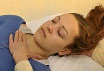 Behandlungseindruck Eindruck einer Behandlung mit Craniosakral Therapie / craniosakraler Biodynamik. Patientin in Rückenlage; Arbeit am Brustkorbeinlass, Occiput, Hinterhaupt, Schlüsselbein