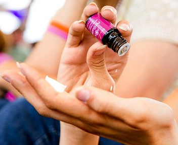 Einfache Handhabung bei der Anwendung ätherischer Öle Ätherische Öle von Young Living zur Anwendung auf die linke Hand tropfen