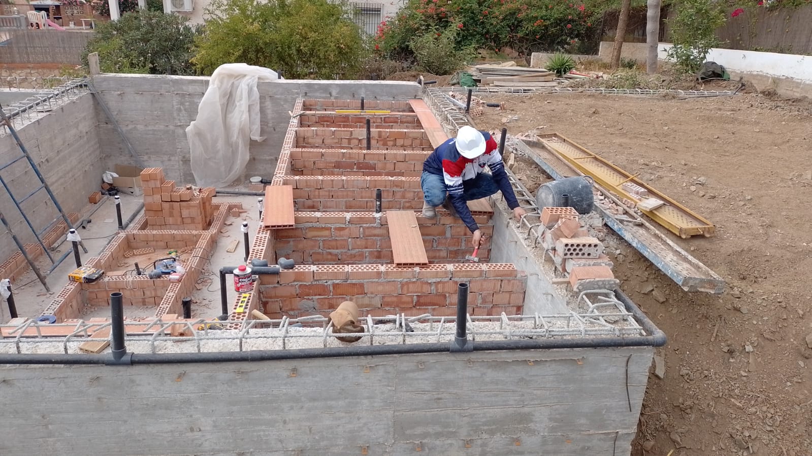 Construcción piscinas infinity vivienda nueva