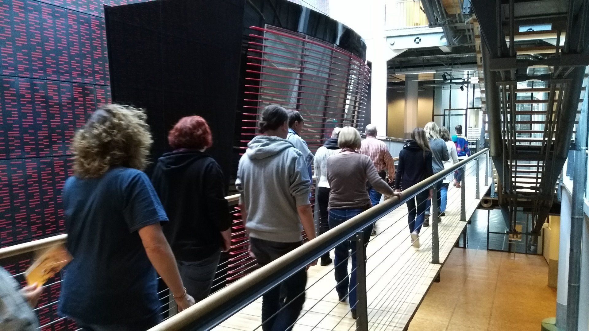 (c) Khalid Asalati Erwachsene laufen über eine Brücke