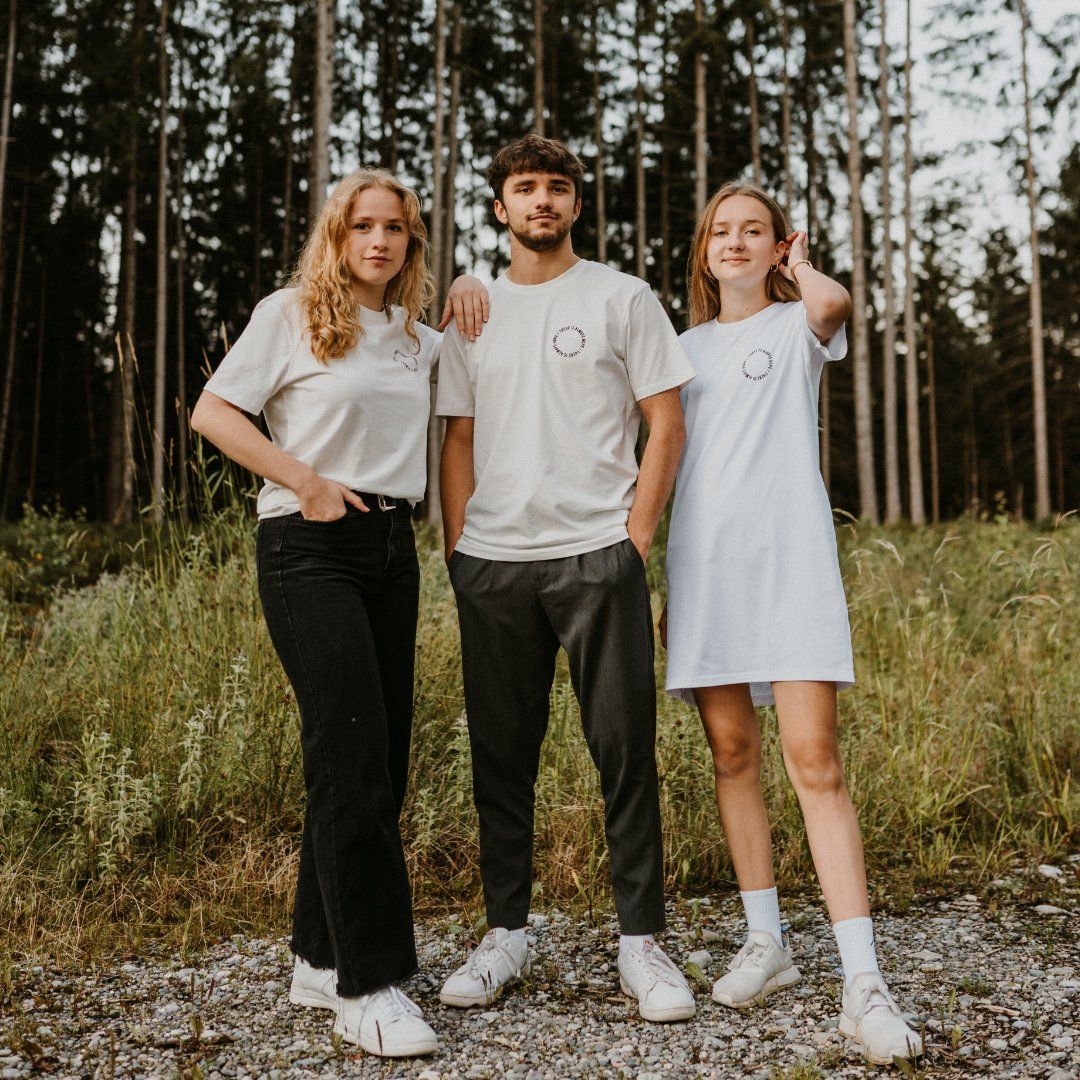 3 Jugendliche mit T-Shirt und Kleid aus der Hope-Kollektion