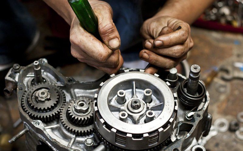 Meschaniker arbeitet am Motor