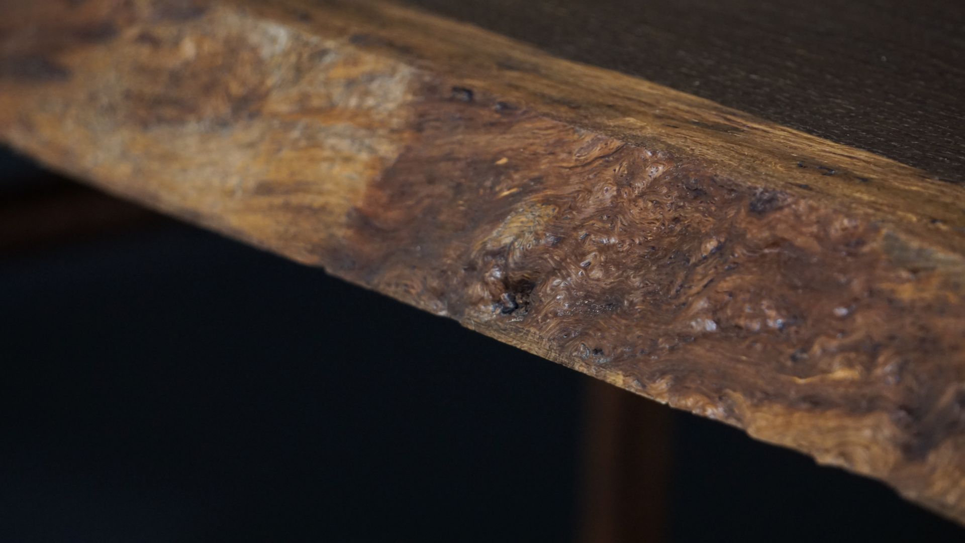 Tischplatte geräucherte Eiche mit natürlicher Baumkante