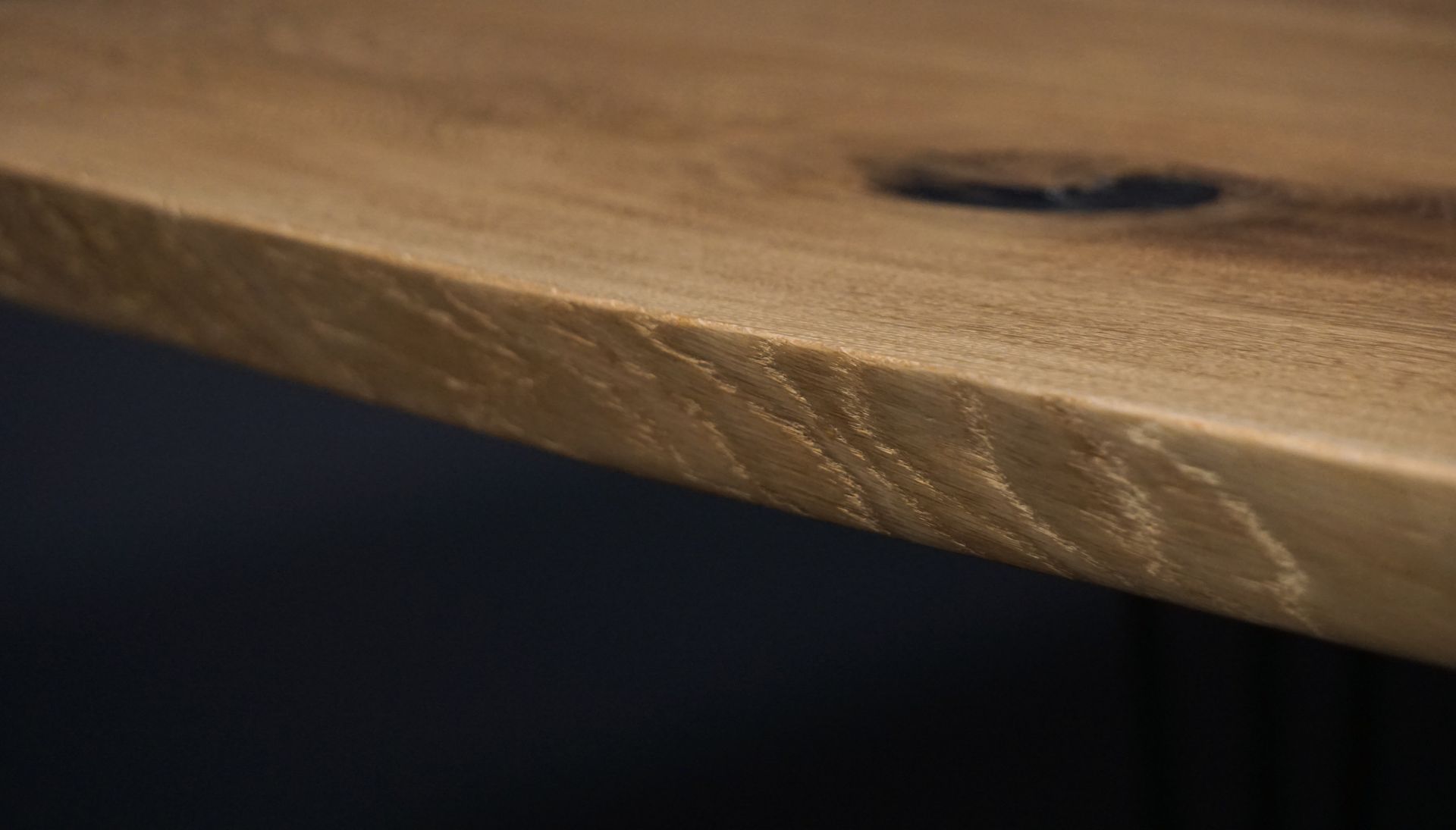 Eichenplatte mit natürlicher Baumkante und Astloch, welches mit Epoxidharz gefüllt wurde