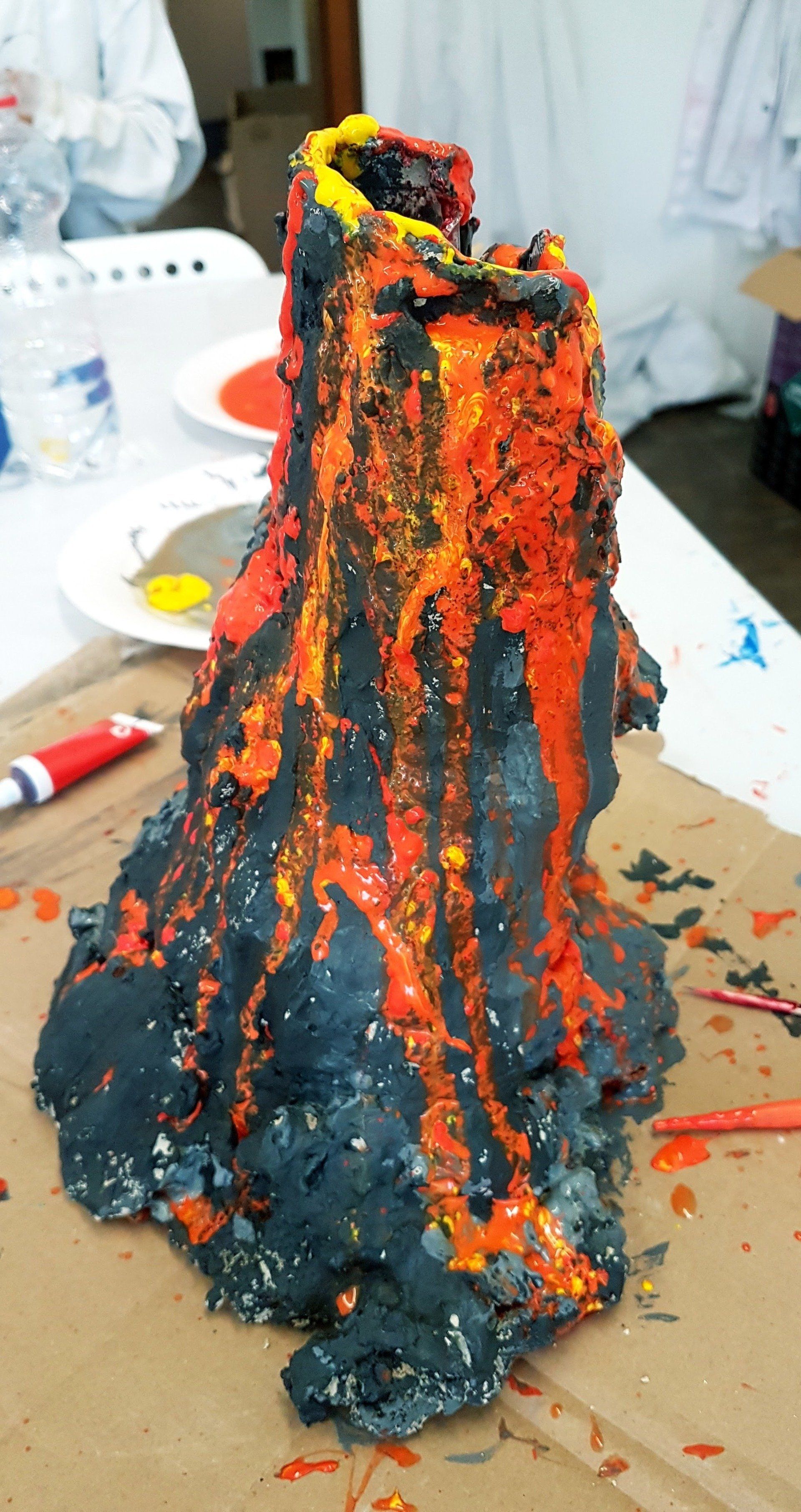 Selbstgebastelter Vulkan