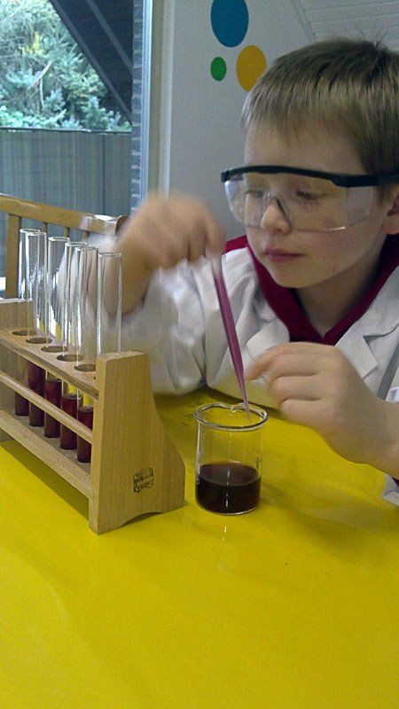 Junge macht Experiment