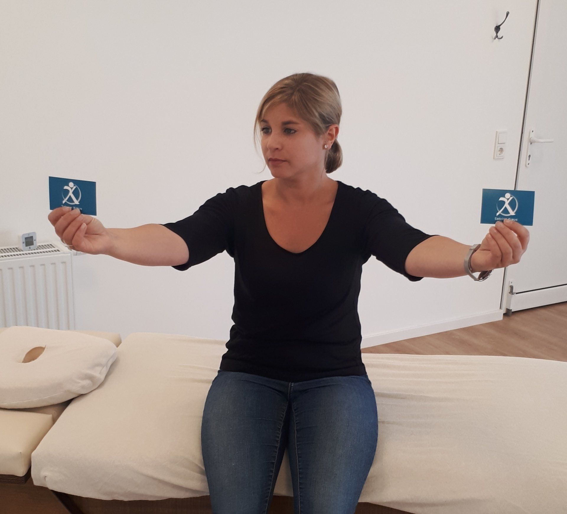 Behandlung einer vestibulären Hypofunktion. Der Patient soll den Blick und den Kopf möglichst schnell von einer Karte zur anderen bewegen. Dadurch wird der Schwindel reduziert und die Augen-Kopf-Koordination verbessert. Behandlung einer vestibulären Hypofunktion. Der Patient soll den Blick und den Kopf möglichst schnell von einer Karte zur anderen bewegen. Dadurch wird der Schwindel reduziert und die Augen-Kopf-Koordination verbessert.