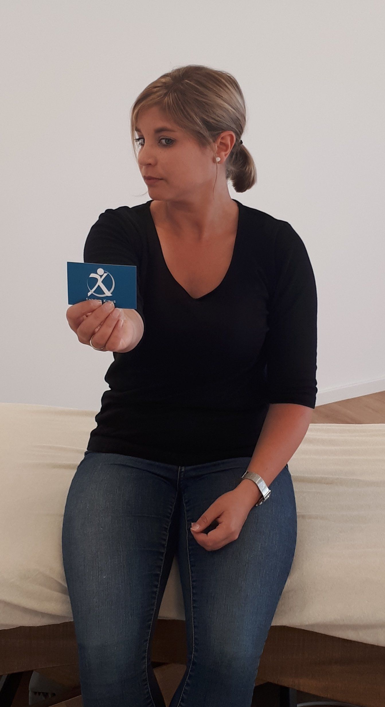 Behandlung einer vestibulären Hypofunktion. Der Patient soll den Blick auf der Karte halten und gleichzeitig den Kopf nach rechts und links drehen. Dadurch wird die Blickstabilisierung verbessert und die wackelige Sicht beim Gehen (Oszillopsie) nimmt ab. Behandlung einer vestibulären Hypofunktion. Der Patient soll den Blick auf der Karte halten und gleichzeitig den Kopf nach rechts und links drehen. Dadurch wird die Blickstabilisierung verbessert und die wackelige Sicht beim Gehen (Oszillopsie) nimmt ab.