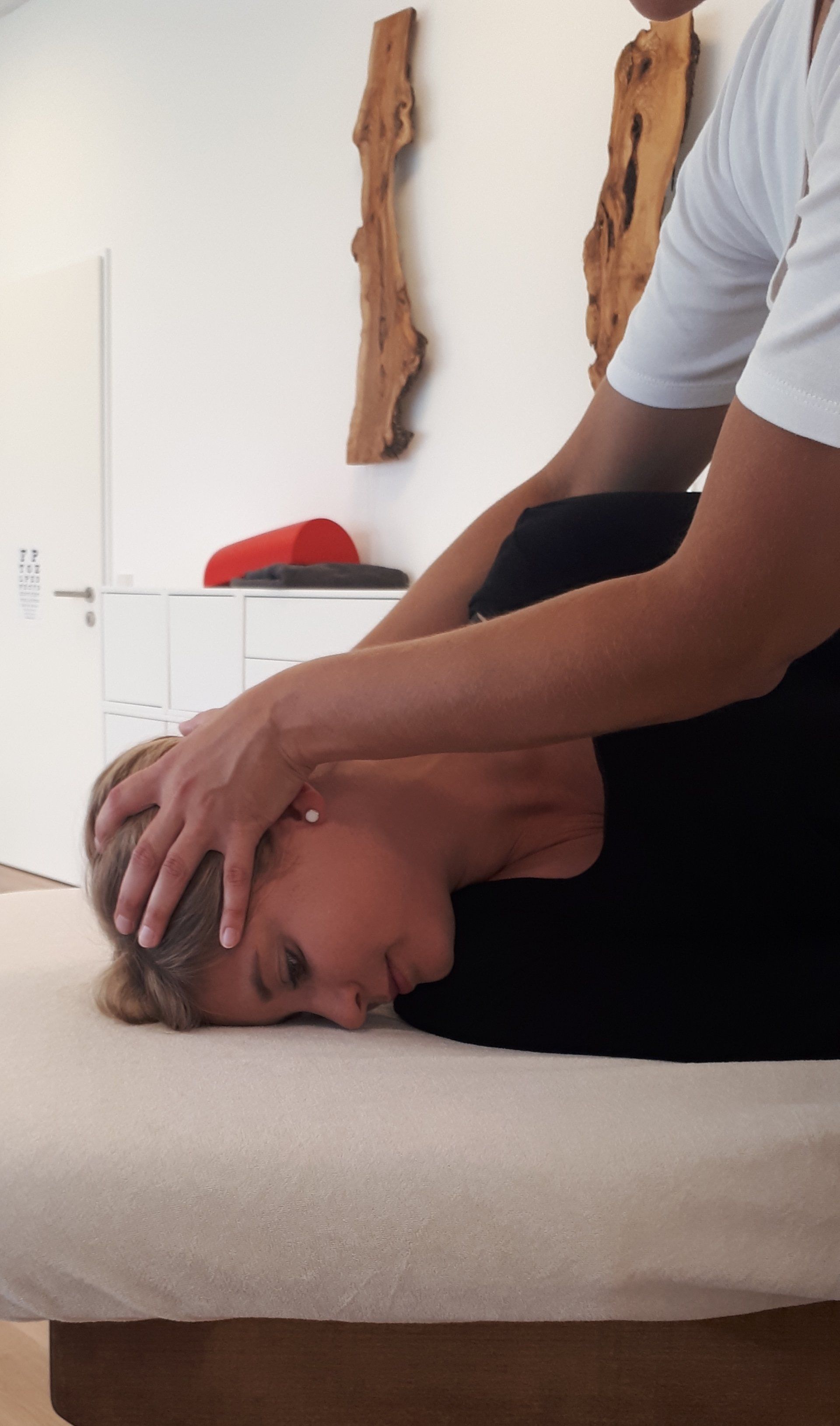 Dies ist die dritte Position beim Epleymanöver. Dieses Befreiungsmanöver wird bei Lagerungsschwindel im hinteren Bogengang durchgeführt. Dies ist die dritte Position beim Epleymanöver. Dieses Befreiungsmanöver wird bei Lagerungsschwindel im hinteren Bogengang durchgeführt.