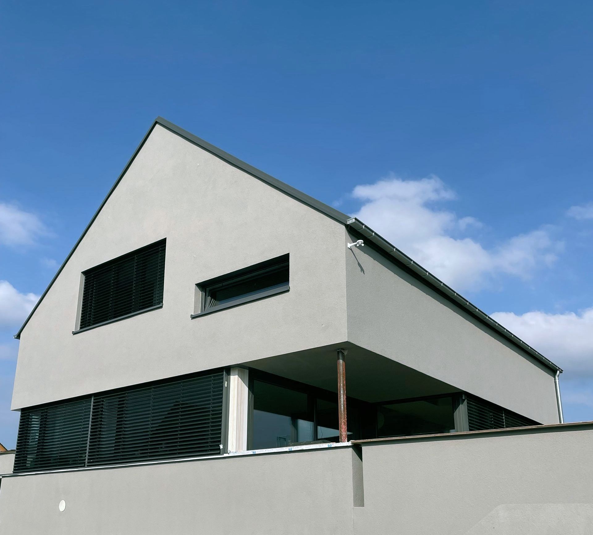 Fertiger Neubau mit blauem Himmel