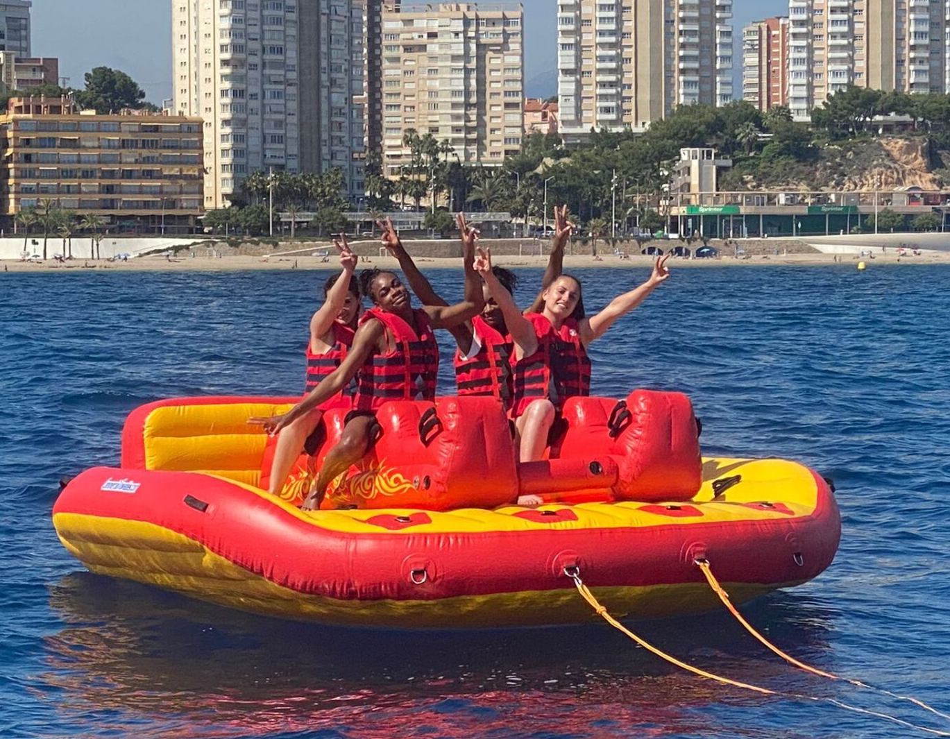 Crazy sofa y banana en Benidorm