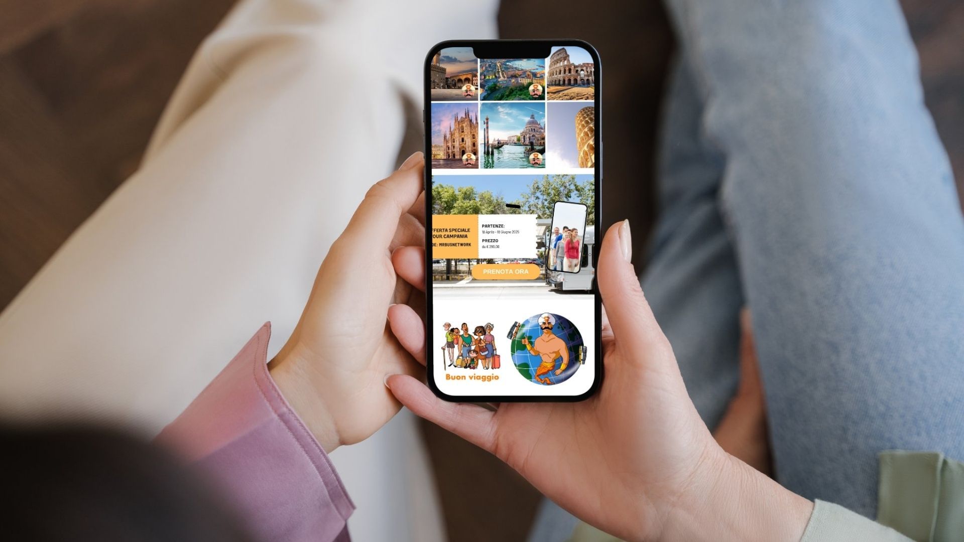 Persona che tiene in mano uno smartphone con un’app di prenotazione viaggi aperta sullo schermo.