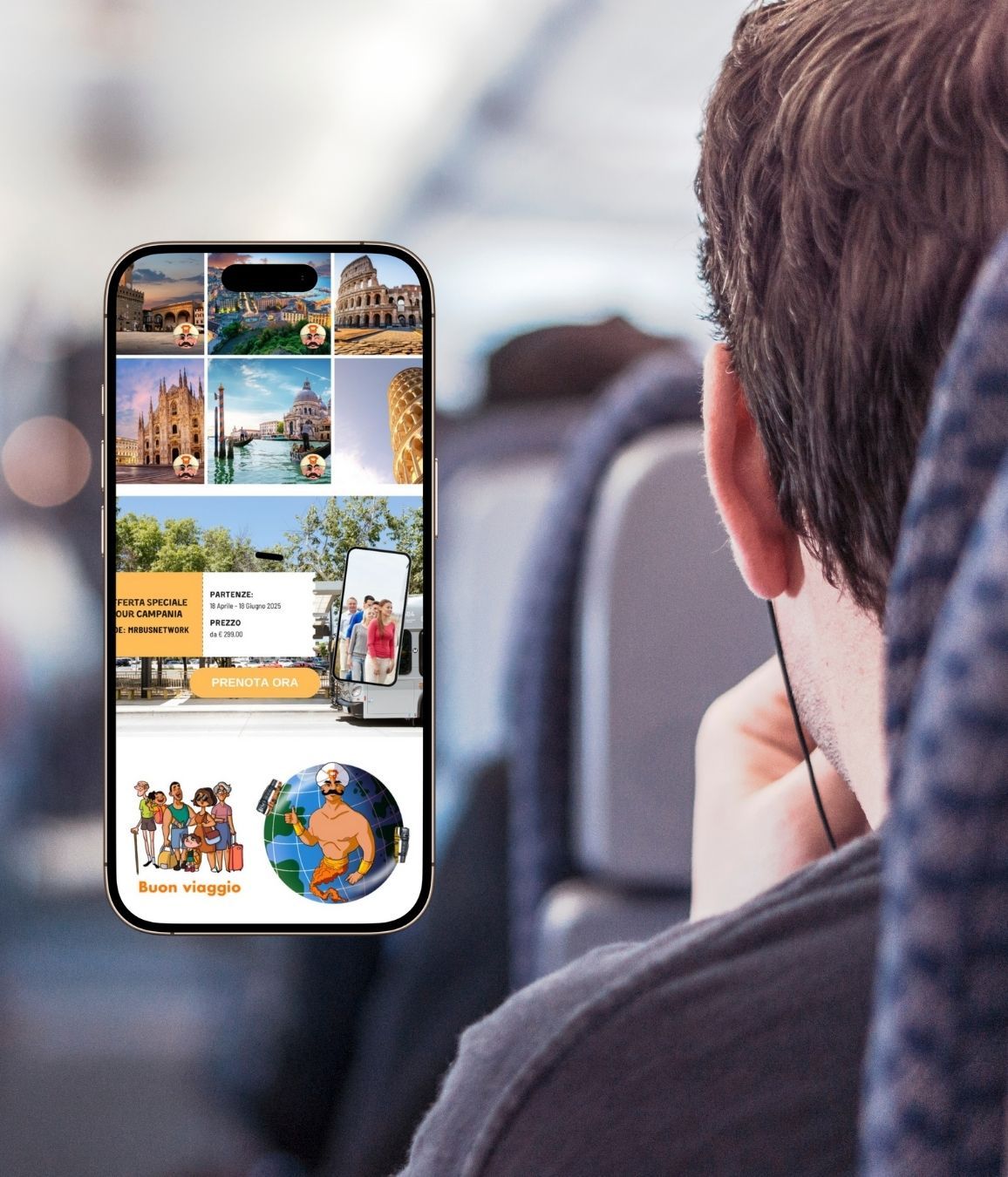 Mani che tengono uno smartphone aperto su un’app di prenotazione tour, con un laptop sullo sfondo