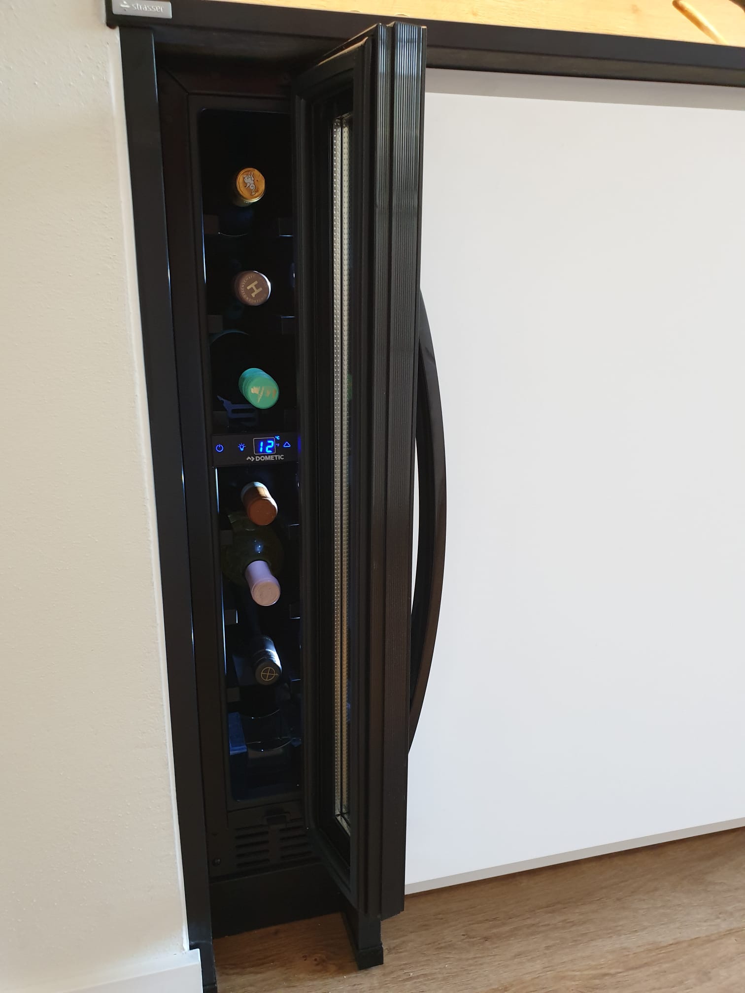 Weinschrank in moderner Küche in Rödermark