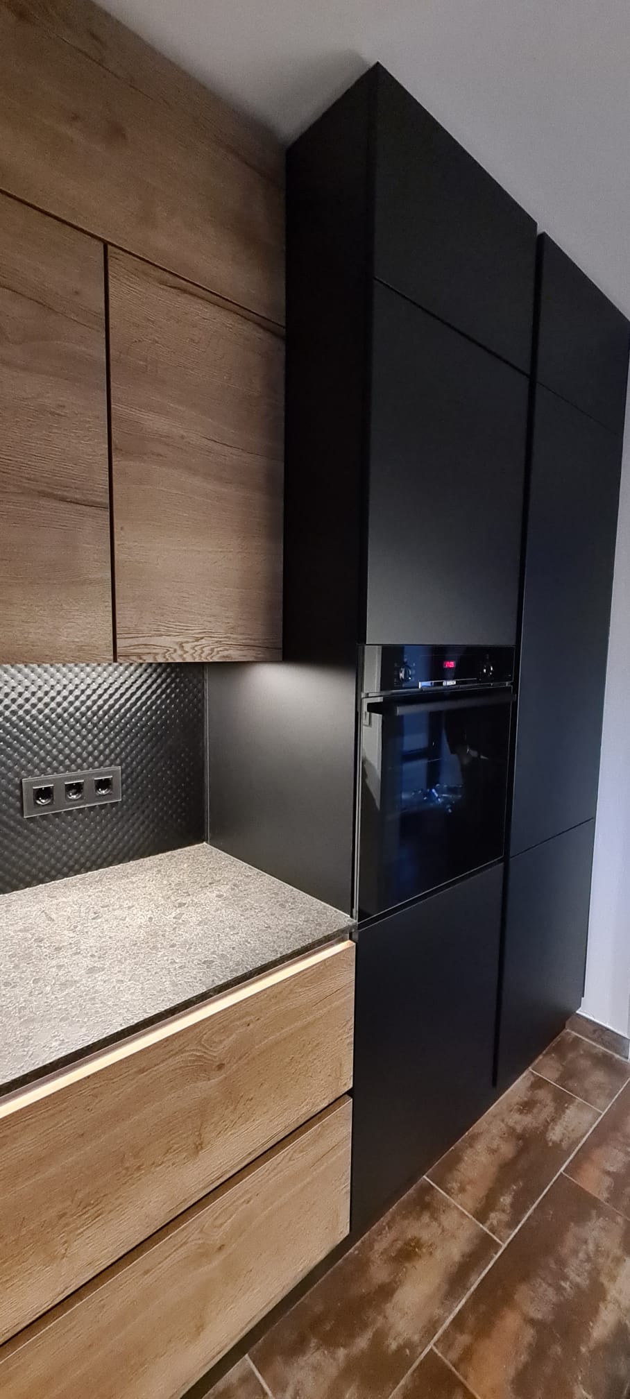 Erleben Sie die magische Wirkung einer raffinierten Beleuchtung, die durch LED-beleuchtete Glasvitrinen in dieser Nobilia-Küche geschaffen wird. Diese Küche strahlt eine einladende Atmosphäre aus, die jeden Besucher beeindruckt. Die hochwertigen Materialien und das durchdachte Design machen diese Küche zu einem Ort, an dem Kochen zu einem wahren Vergnügen wird.