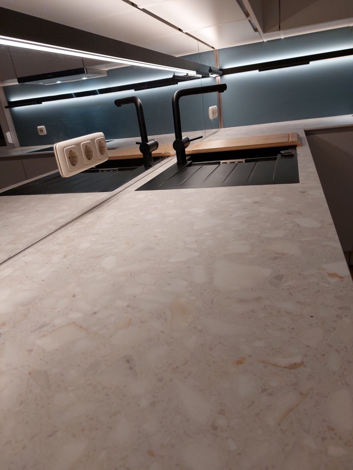 Innenarchitektonisches Highlight: Kombination aus Antifingerprint-Sandtonfronten und künstlerischem Retro-Flair.