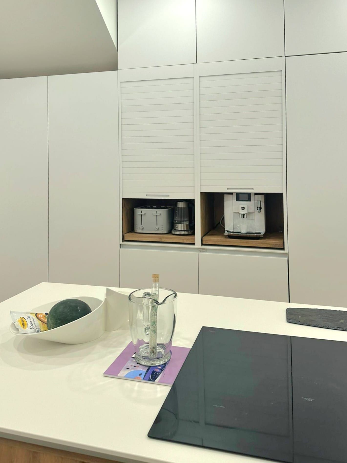 Seitenansicht der Kücheninsel mit großzügigen Schubladen und Stauraum auf amerikanischem Maßstab.