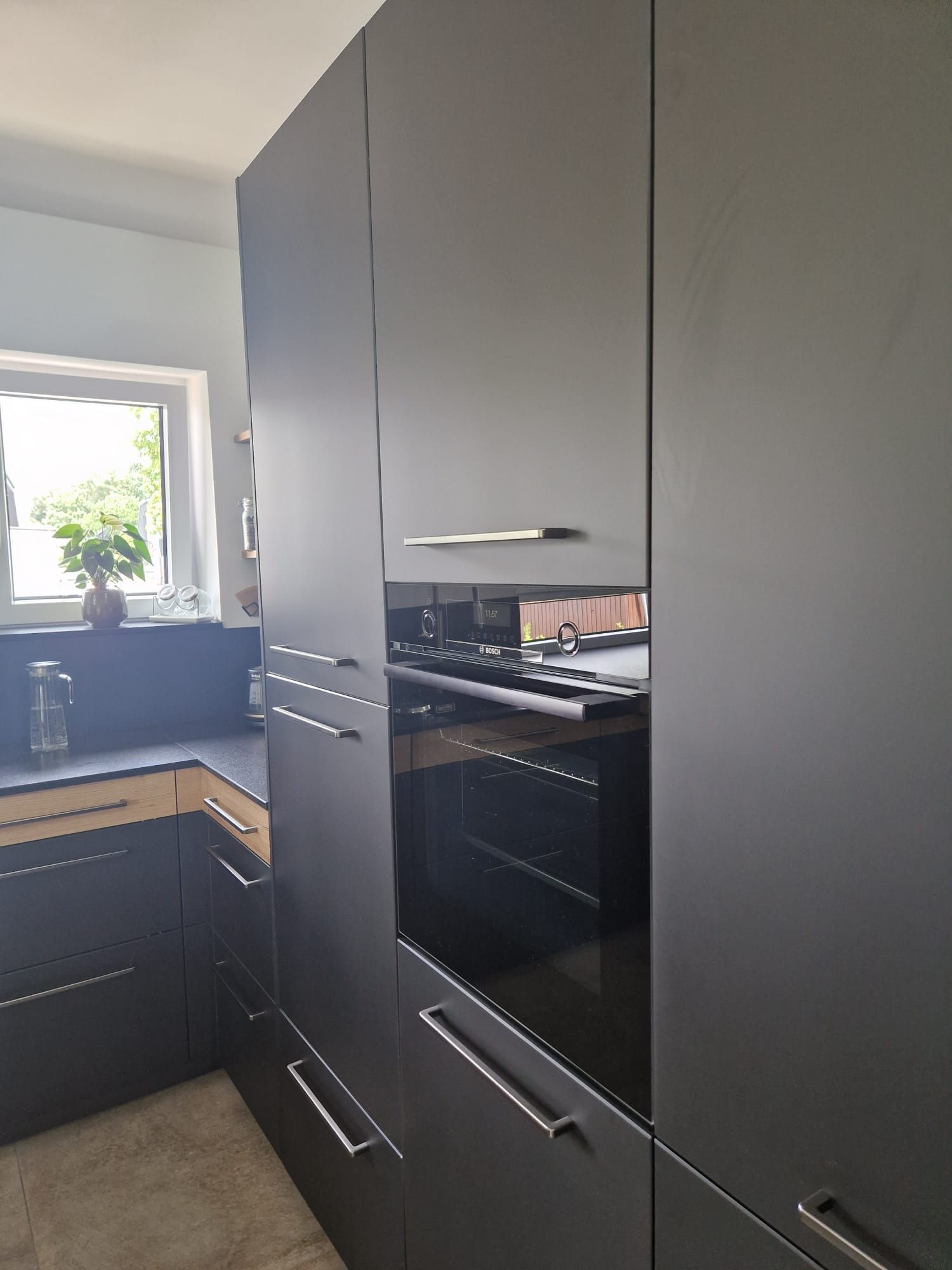 Kochbereich im Detail: Ein Blick auf den Kochbereich, der mit hochwertigen Geräten ausgestattet ist und zum kreativen Kochen einlädt.